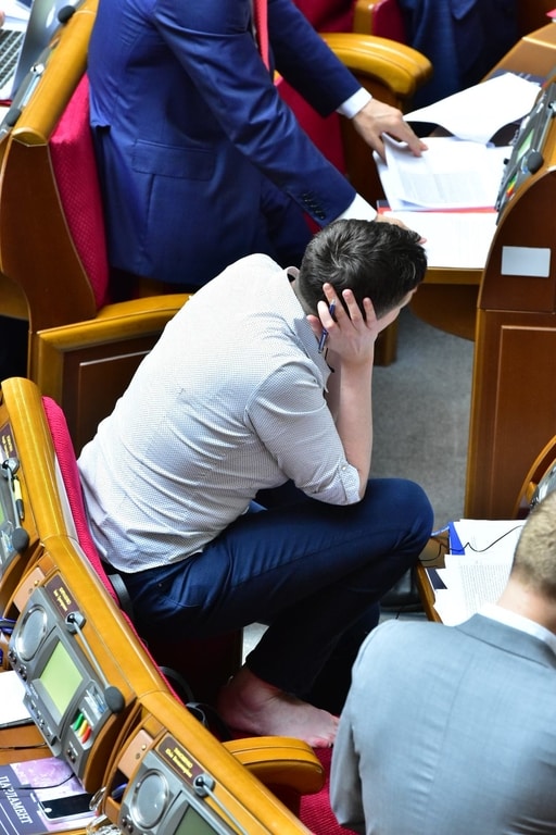 Як Савченко босоніж голосувала у Раді  - фото 3