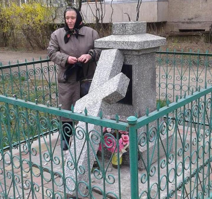 В Ужгороді вандали познущалися над хрестом - фото 1