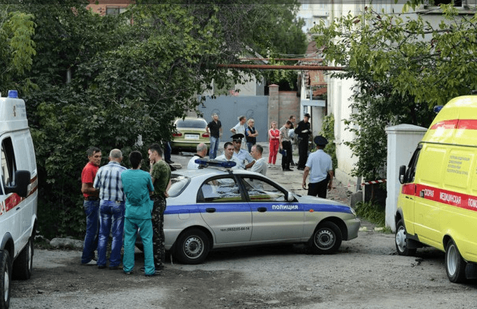 На місці розстрілу медиків в окупованому Симферополі чоловіки не втримують сліз (ФОТО) - фото 1