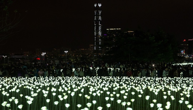 У Гонконзі запалили 25 тис білих троянд - фото 4