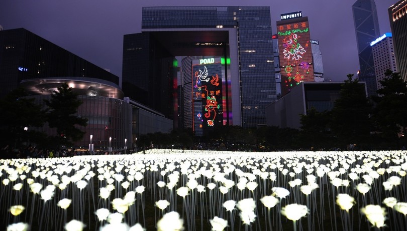 У Гонконзі запалили 25 тис білих троянд - фото 6