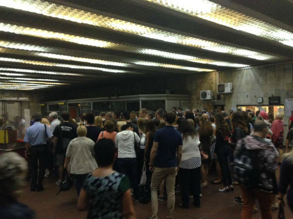 У столичному метро давки через забудову виходів зі станції метро "Героїв Дніпра" - фото 1