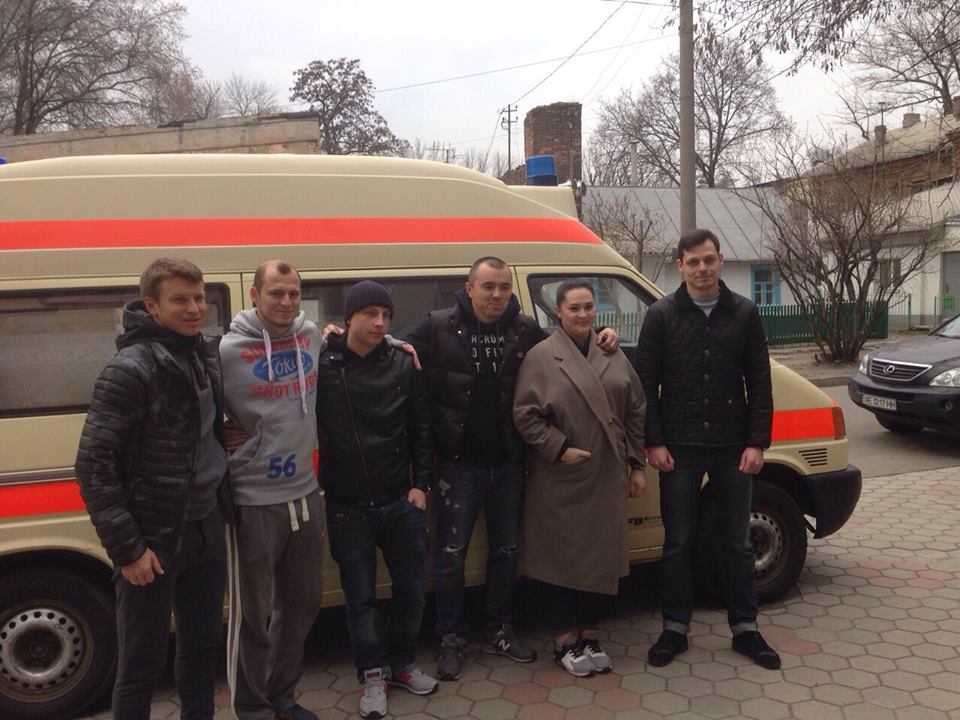 Футболісти "Дніпра" подарували запорізьким артилеристам машину "швидкої"