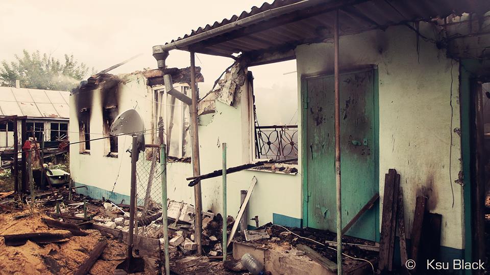 У Щасті перебита електрика, один будинок згорів вщент та безбожно обстріляна церква (ФОТО) - фото 6