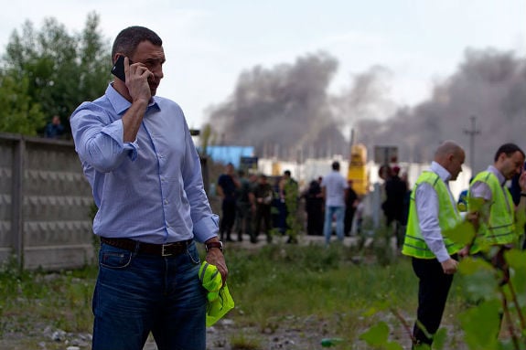 Як Кличко позував перед камерами на фоні палаючої нафтобази (ФОТО) - фото 4