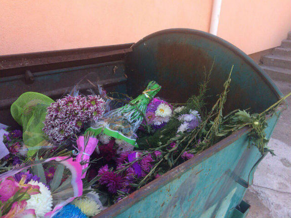На Київщині після 1 вересня смітники біля шкіл були переповненні букетами з квітів  - фото 2