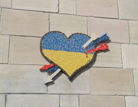 У Києві з будинку вандали зірвали декоративне серце - фото 1