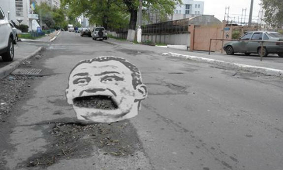 Кияни придумали, як змусити комунальників латати ями на дорогах  - фото 1