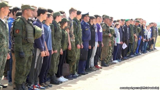 У Криму окупанти вчили стріляти з Калашниковав школярів - фото 2