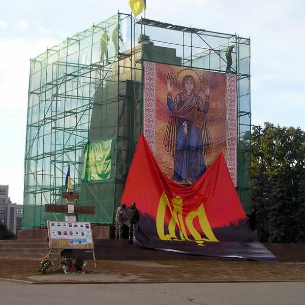У Харкові постамент пам’ятника Леніну завісили червоно-чорним банером  - фото 3