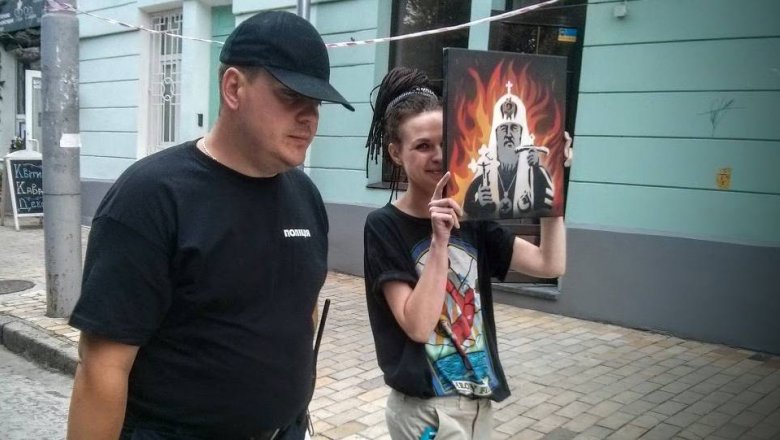 На "гундяєвській ході" поліція затримала журналістку за портрет Кирила у пеклі - фото 3
