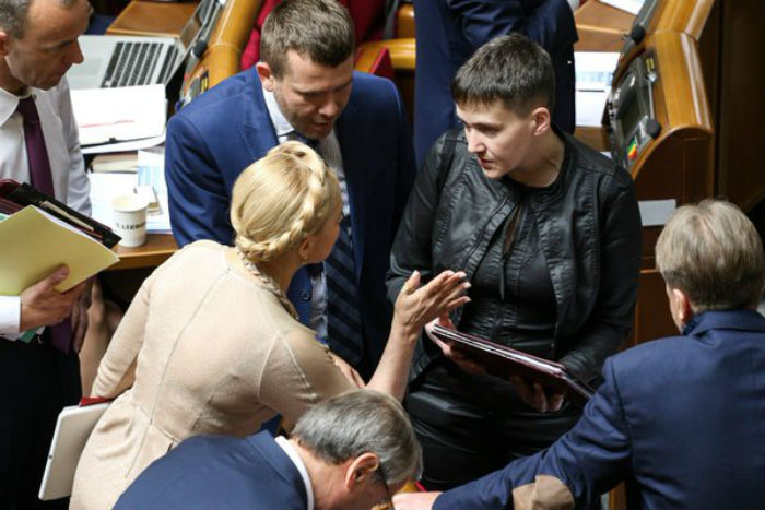 Як Тимошенко повчала Савченко у Раді - фото 3