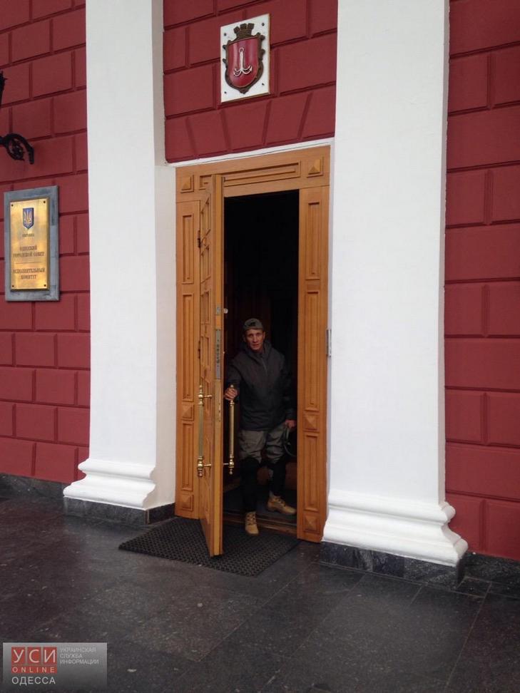 СБУ вилучає документи в будівлі міської ради Одеси - фото 1