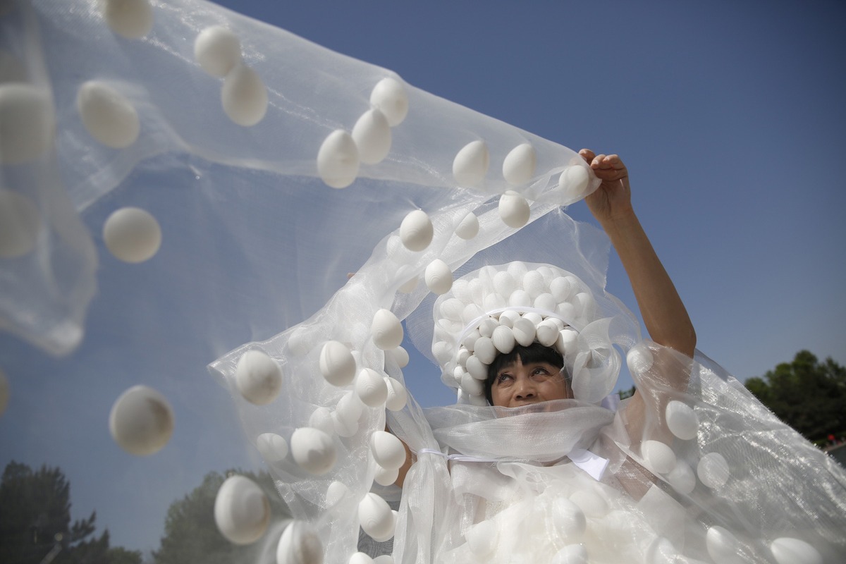 У Китаї зробили сукню із тисячі яєць  - фото 1
