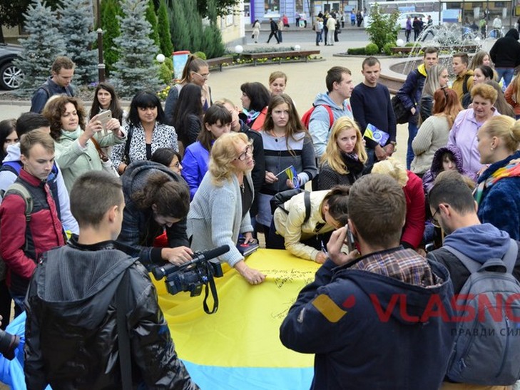 На честь Міжнародного дня миру вінницькі студенти співали гімн мовою жестів  - фото 3