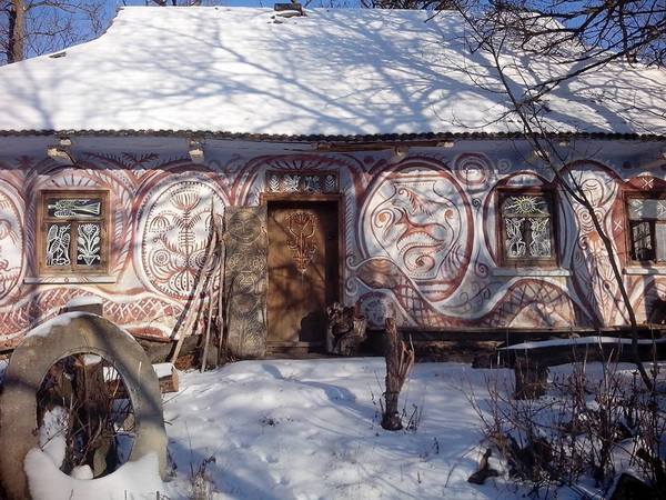 Столичний митець, який поселився у селі, розмальовує хати  - фото 3