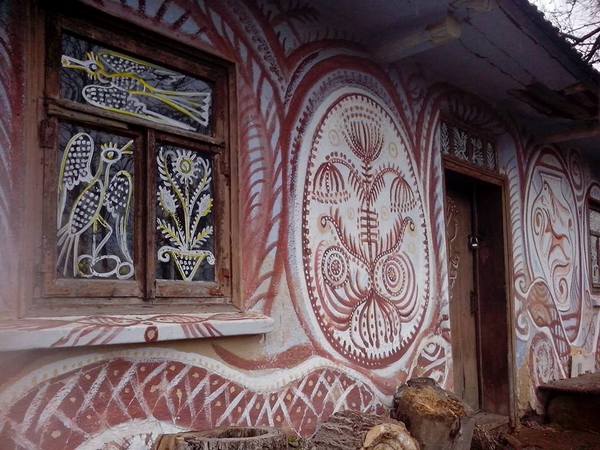 Столичний митець, який поселився у селі, розмальовує хати  - фото 1