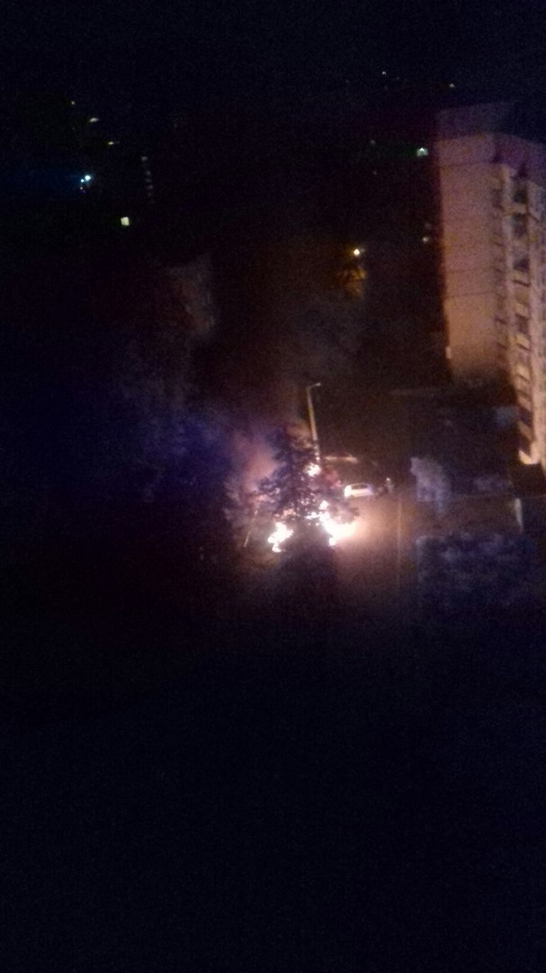 У Харкові у дворі житлових будинків палали автомобілі, - очевидці (ФОТО, ВІДЕО) - фото 1