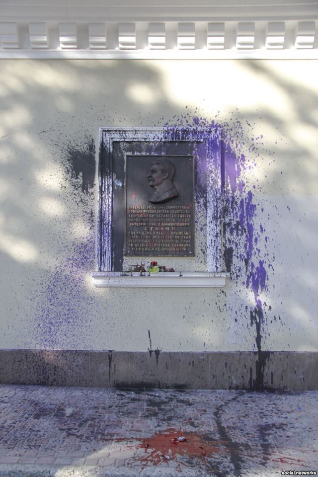 В окупованому Сімферополі знову познущалися з меморіальної дошки Сталіну - фото 1
