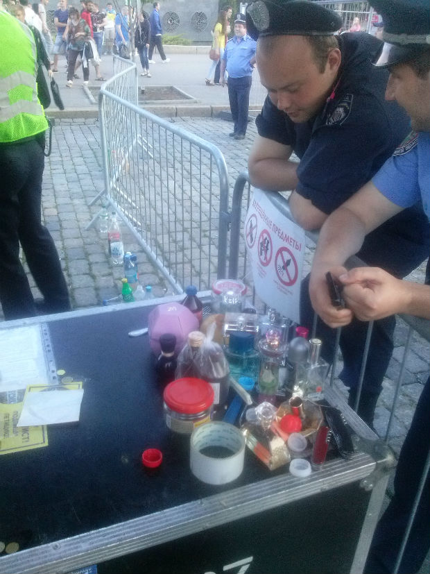 Фан-зона Євро-2016 у Харкові: почали вилучати парфуми - фото 1