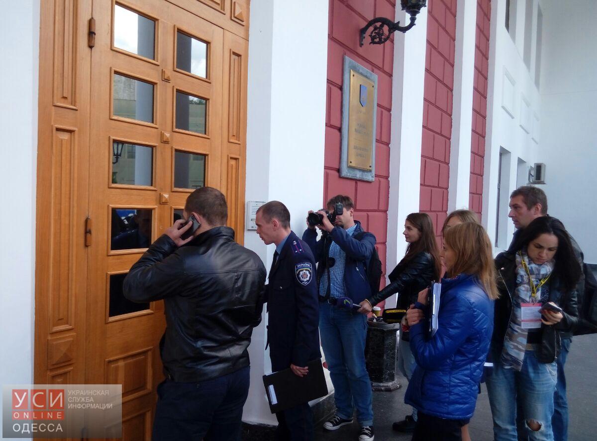 СБУ вилучає документи в будівлі міської ради Одеси - фото 2
