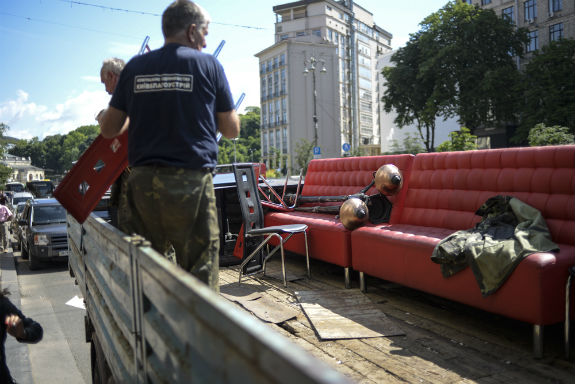Літній майданчик кафе "Каратель" у Будинку профспілок знесли - фото 2