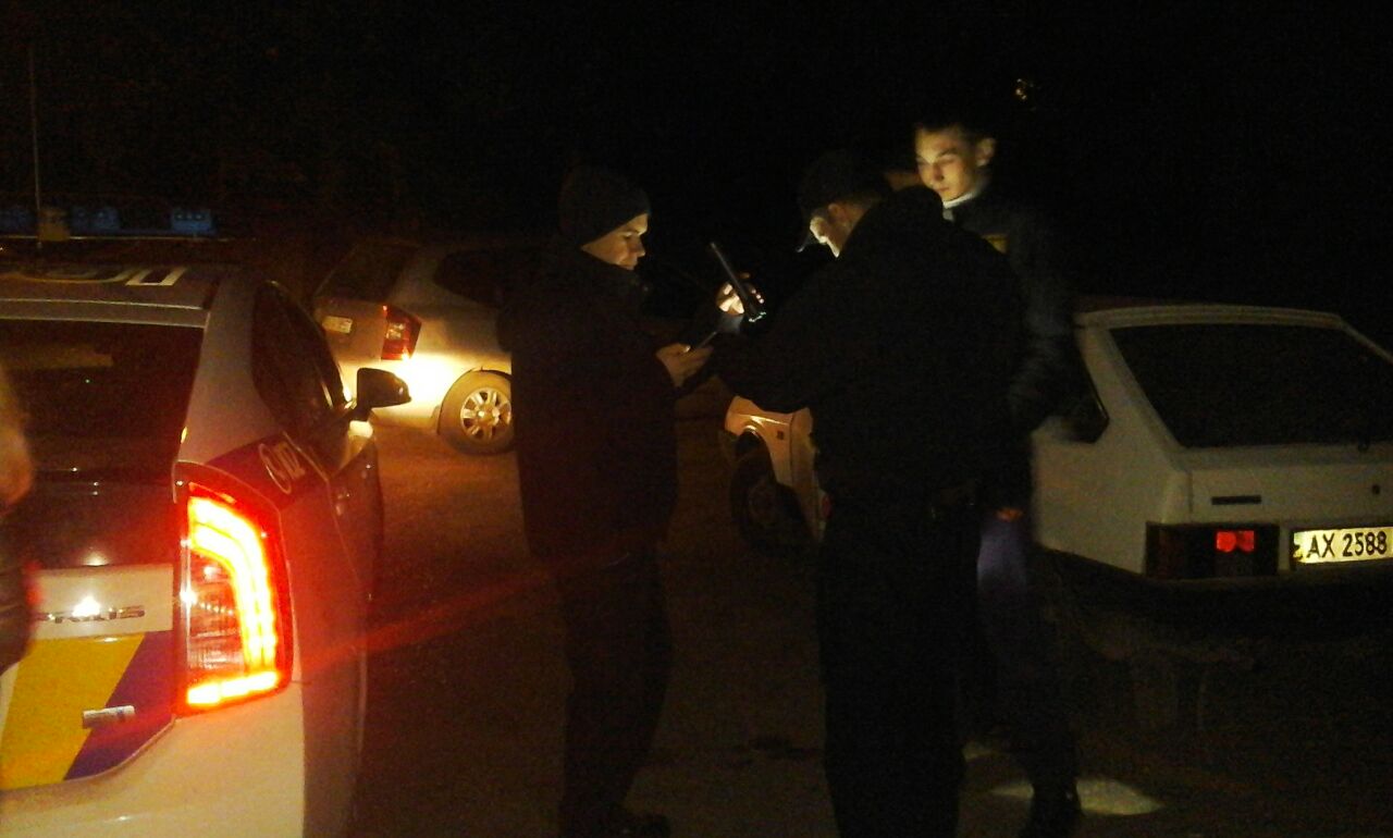 У Харкові активісти "Азова" разом з копами затримати п’яного водія - фото 1