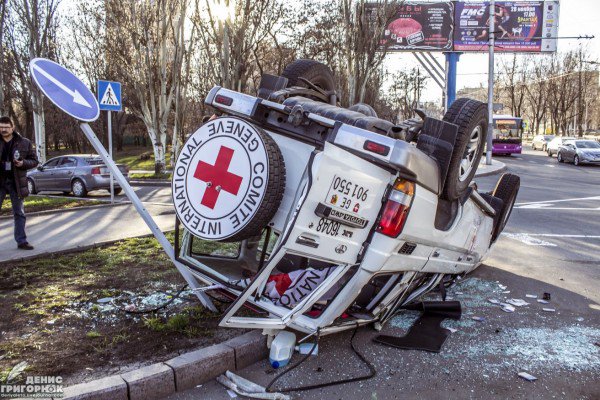 У Донецьку автомобіль Червоного хреста розбився вщент у ДТП (ФОТО)  - фото 3
