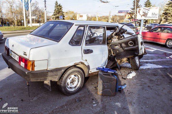 У Донецьку автомобіль Червоного хреста розбився вщент у ДТП (ФОТО)  - фото 1