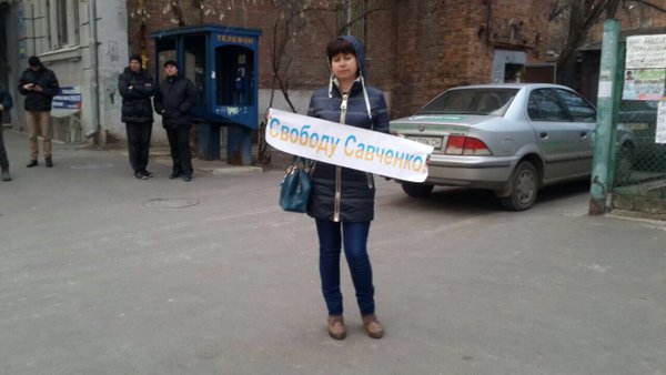 Харків’яни під консульством Росії вимагають свободи для Савченко  - фото 2