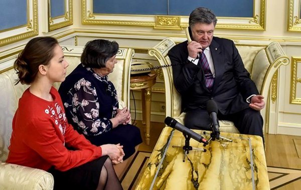 Надія Савченко вже поговорила з мамою і Порошенком - фото 1