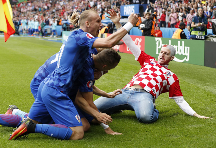 Як фанат з шаленою зачіскою святкував гол Хорватії з футболістами - фото 1