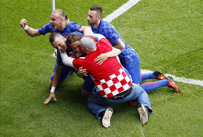 Як фанат з шаленою зачіскою святкував гол Хорватії з футболістами - фото 2