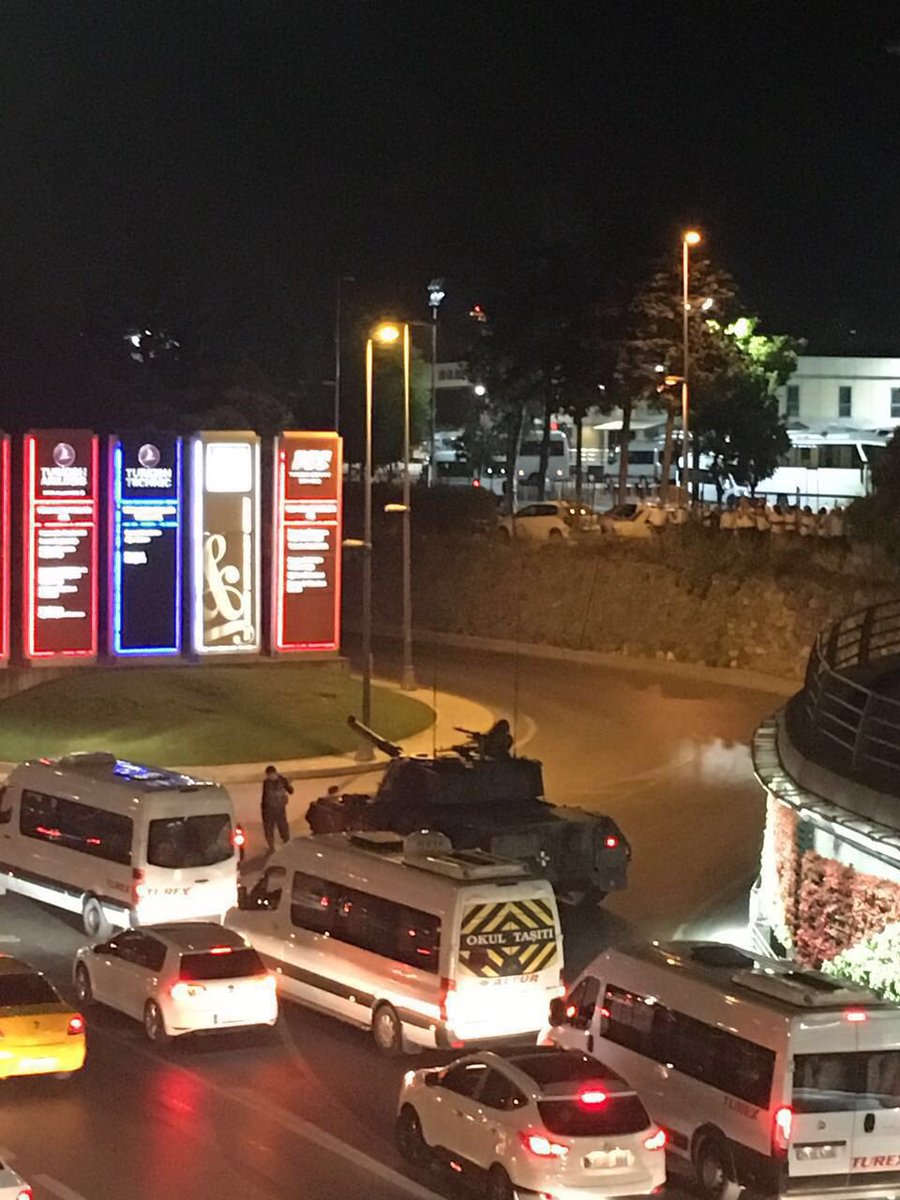 У Туреччині до аеропорту Стамбула прибули танки (ФОТО) - фото 1