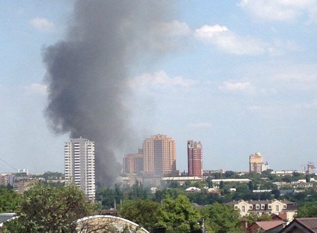В окупованому Донецьку палає офіс Тарути: Здійнялися величезні клуби диму (ВІДЕО) - фото 1