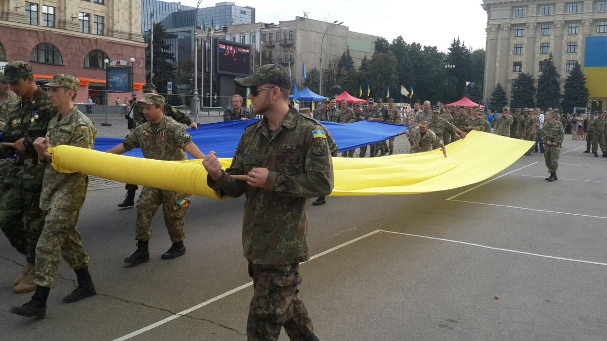 На майдані Свободи розгорнули величезний прапор України - фото 1
