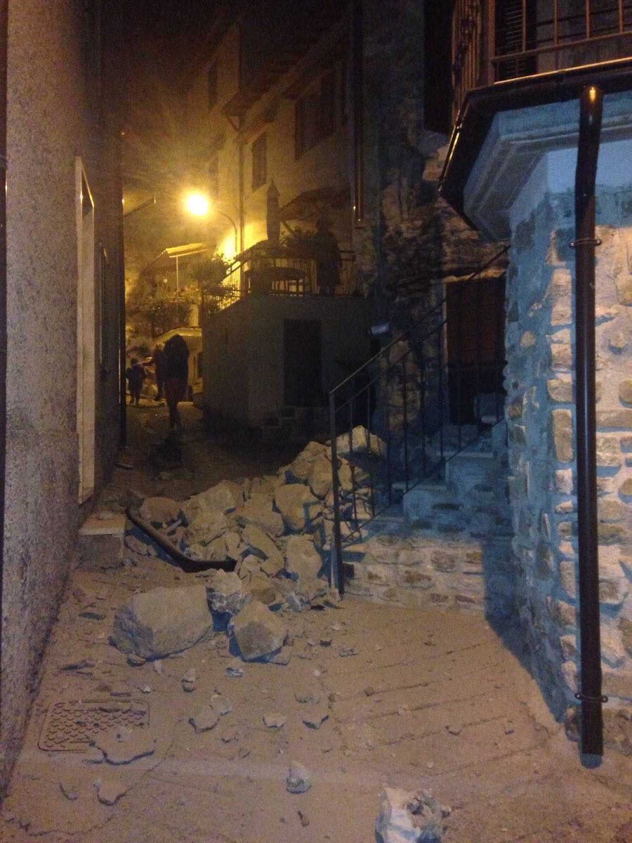 В Італії стався сильний землетрус: Є жертви та багато руйнувань - фото 3