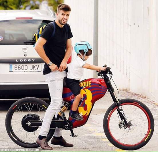 Як гравець "Барселони" возить сина у школу на модному велосипеді - фото 1