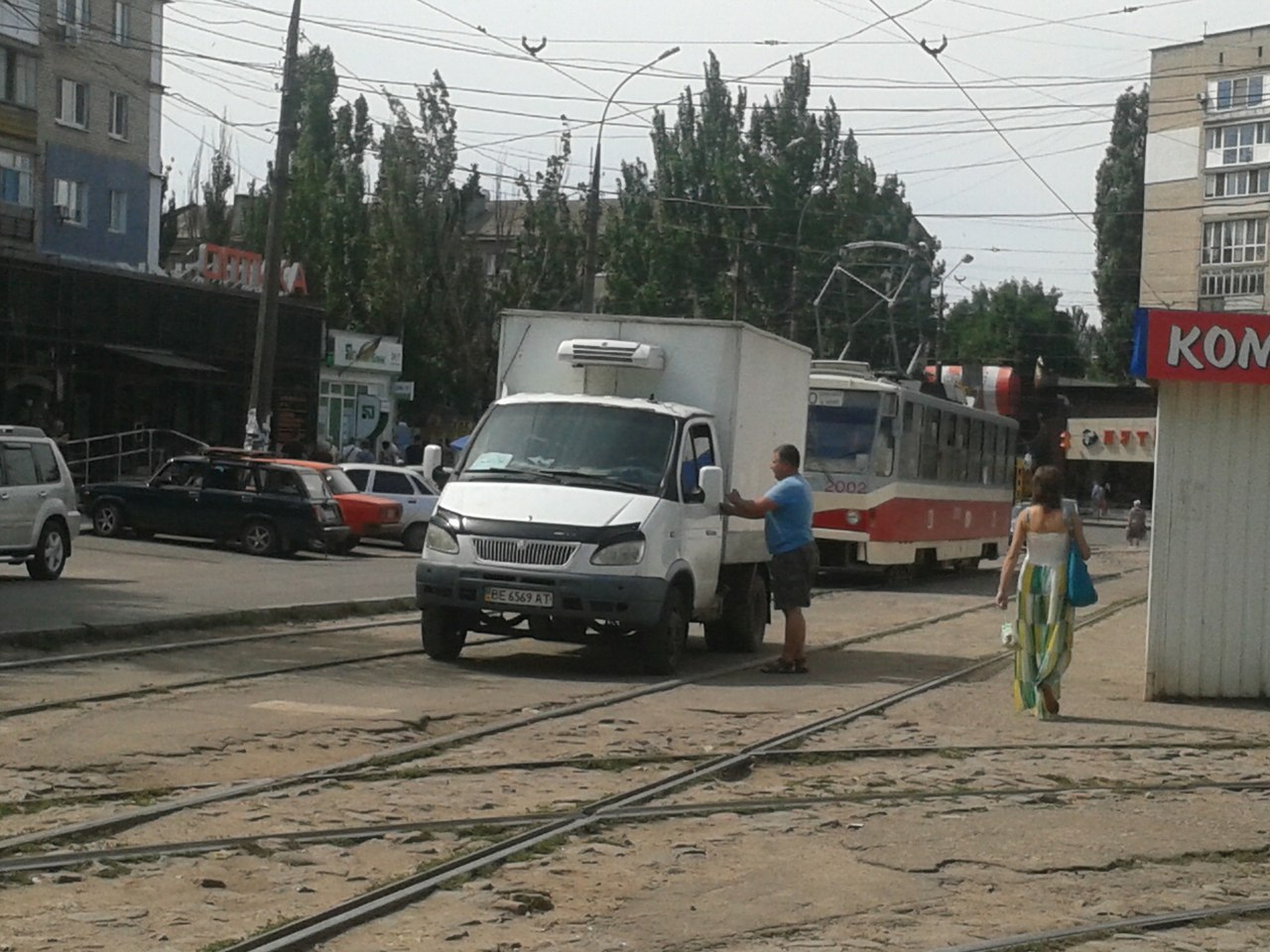 У Миколаєві нахабні водії продовжують блокувати рух трамваїв - фото 1