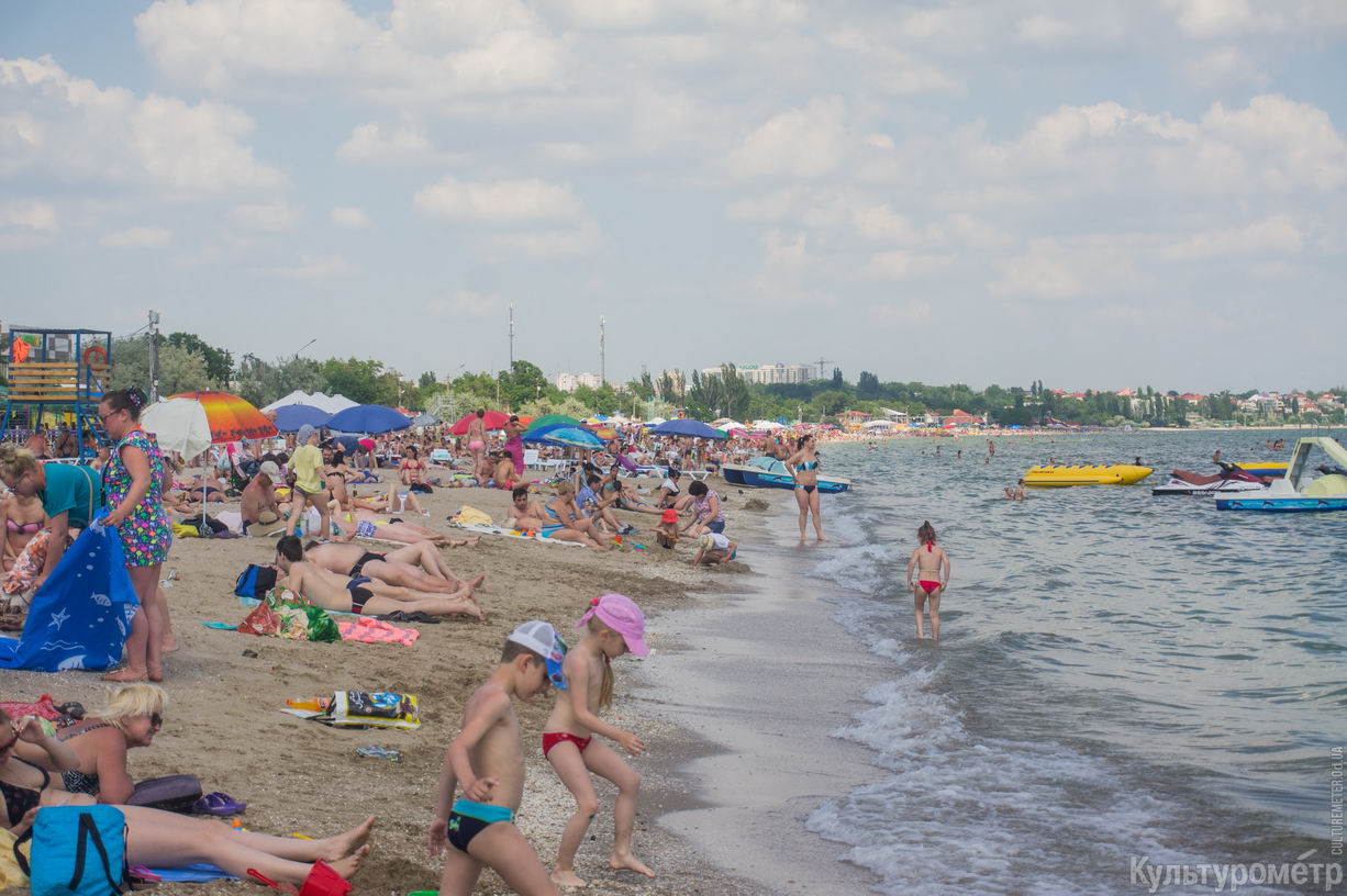 Одеські пляжі заповнюють туристи на містяни - фото 4