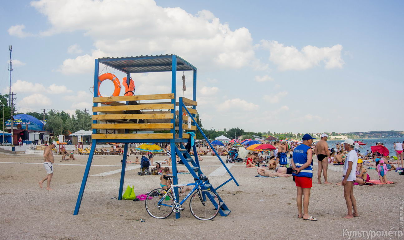 Одеські пляжі заповнюють туристи на містяни - фото 1