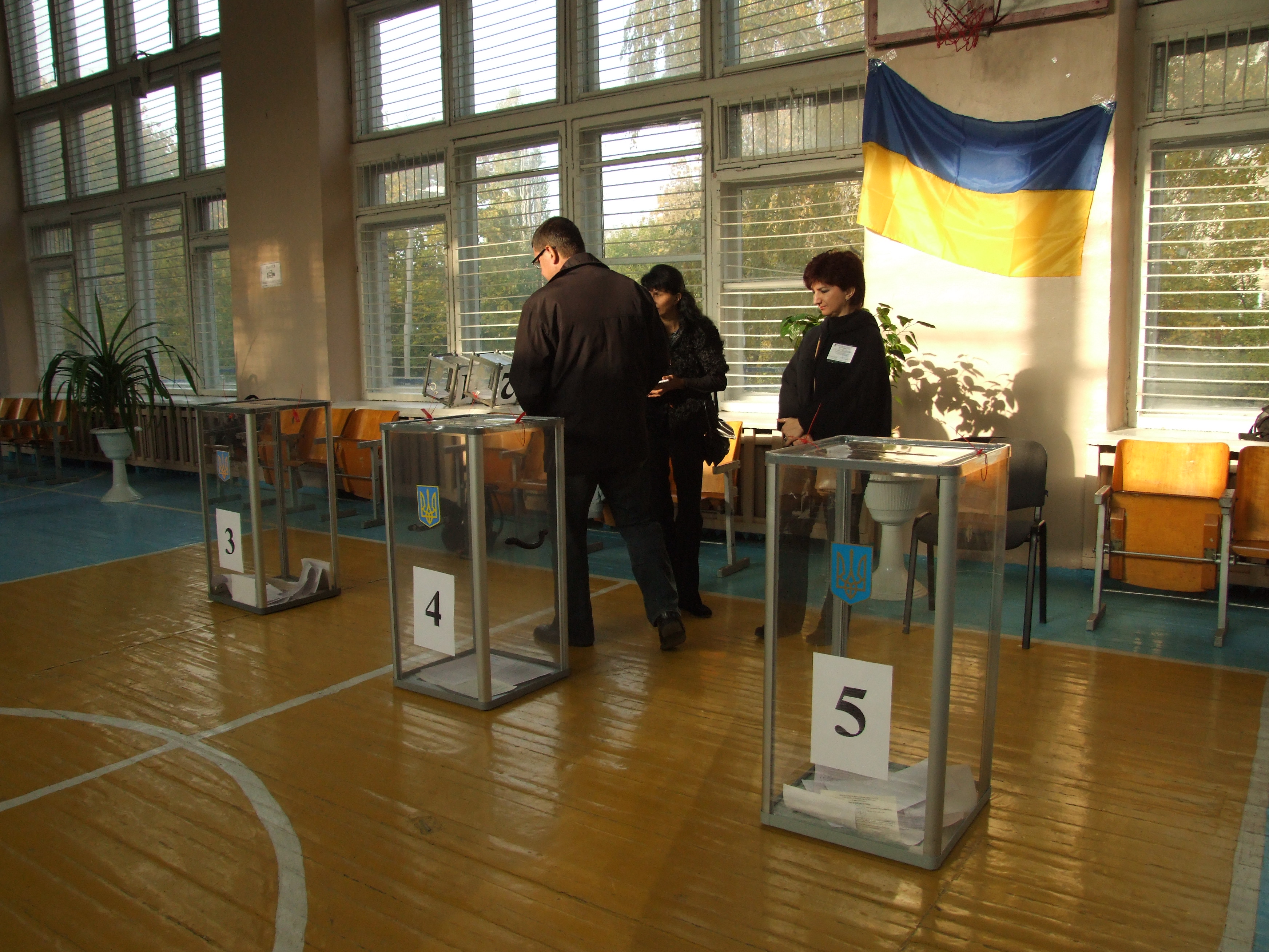 У Краматорську відкрилися всі виборчі дільниці: голосувати йдуть пенсіонери - фото 3