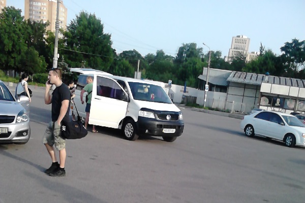 Нелегальні перевізники відкрито возять "друзів" до Криму - фото 3 Нелегальні перевізники відкрито возять "друзів" до Криму - фото 3