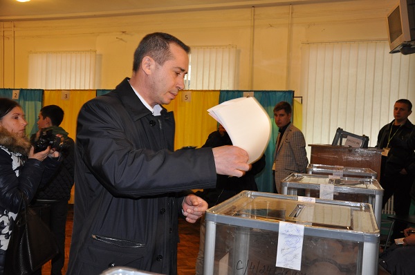 Краснов зайшов до кабінки для голосування не один - фото 2