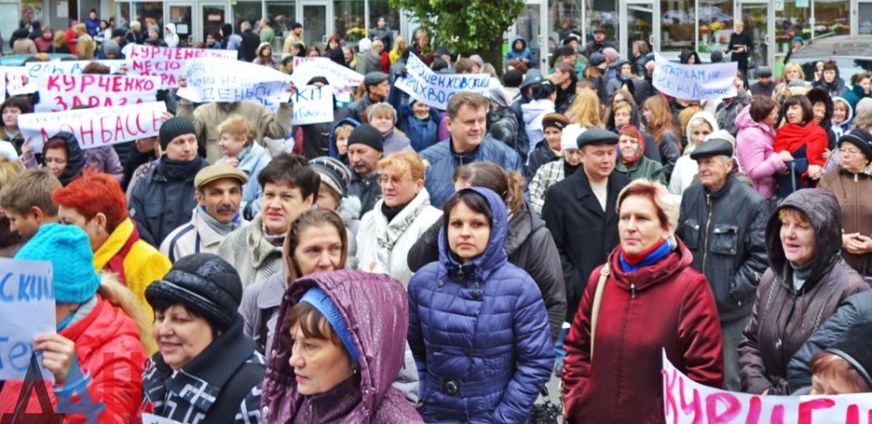 Окупанти зігнали Донеччан на мітинг проти Курченка (ФОТО) - фото 3