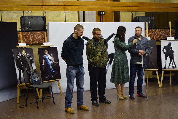 До Дніпропетровська приїхали героїчні бійці з виставкою "Переможці" - фото 6