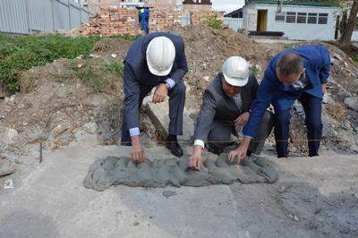 Як мер Кропивницького тицяв монети в цемент і бетонний блок рухав - фото 1