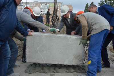 Як мер Кропивницького тицяв монети в цемент і бетонний блок рухав - фото 3