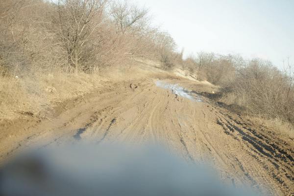 Патрони, снаряди та грязюка - як виглядають дороги "Лугандонії" - фото 5