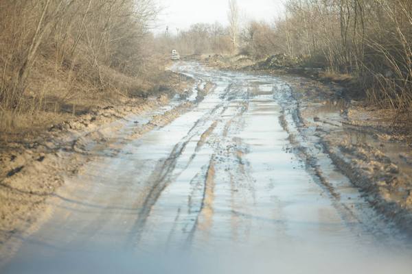 Патрони, снаряди та грязюка - як виглядають дороги "Лугандонії" - фото 3